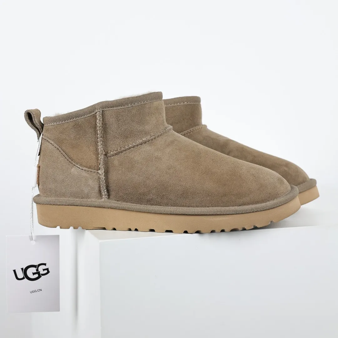 Pick up locally 💰520 Core recommendation Good price It is a very suitable choice for home furnishings. In the new year, uug launched a series of styles, which are partial to the preferences of young consumers and have also moved to the forefront of fashion trends. Shoe body material: water-repellent coated suede upper, 17mm UGGPURE™ implantable wool insole, lightweight non-slip and comfortable rubber outsole, with brand LOGO and trademark. Comes with a full set of packaging. Size: 35 36 37 38 39 40 41 42 43 44